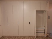 Image: Vestavěné skříně s otevíravými dveřmi v bílé barvě, file: p1291354_mini-130205102212.jpg